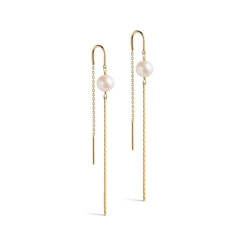 Aga Pearl øreringe fra Enamel Copenhagen i 18 karat forgyldt sølv med ferskvandsperler og kædedesign fra CELEBRATIONS kollektionen.
